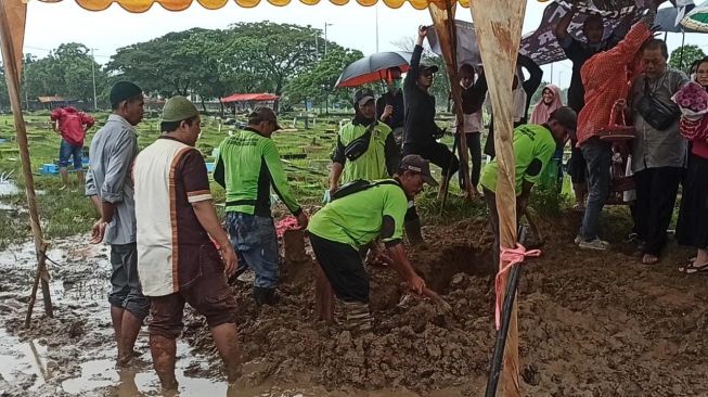 Penguburan sejumlah korban meninggal akibat kebakaran di Depo Pertamina di Plumpang. [Suara.com/Faqih]