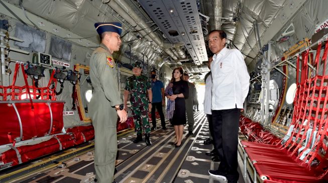 Presiden Joko Widodo atau Jokowi meninjau pesawat baru TNI Angkatan Udara C-130J-30 Super Hercules di Pangkalan TNI AU Lanud Halim Perdanakusuma, Jakarta, Rabu (8/3/2023). [Agus Suparto]