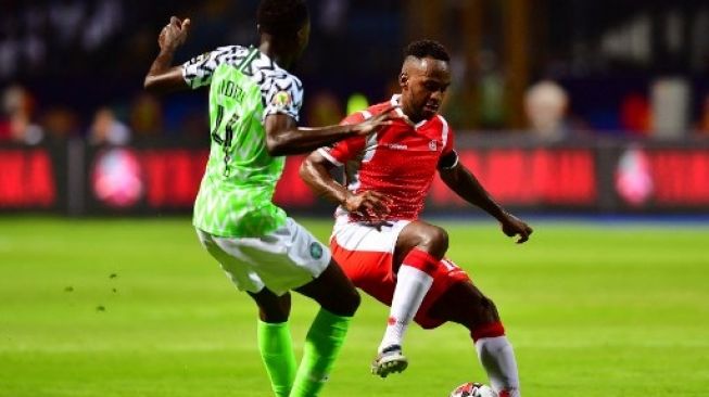 Penyerang Burundi Saido Berahino (kanan) ditempel oleh gelandang Nigeria Wilfred Ndidi (kiri) pada pertandingan sepak bola Piala Afrika (CAN) 2019 antara Nigeria dan Burundi di Stadion Alexandria pada 22 Juni 2019.Giuseppe CACACE/AFP