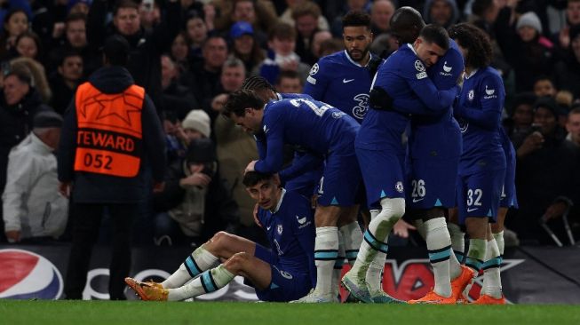 Gelandang Chelsea asal Jerman Kai Havertz (kiri) dikerumuni oleh rekan setimnya setelah mencetak gol kedua tim dari titik penalti pada pertandingan babak 16 besar Liga Champions antara Chelsea vs Borrusia Dortmund di Stamford Bridge di London pada 7 Maret 2023 .Adrian DENNIS / AFP.