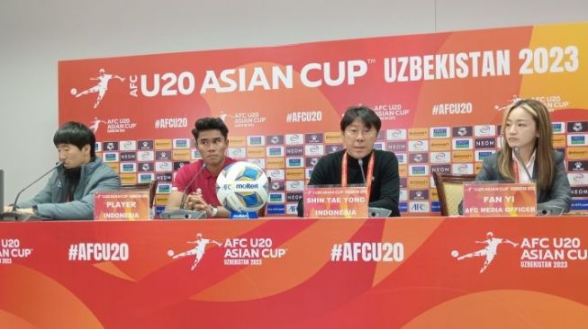 Indonesia U-20 national team coach Shin Tae Yong (second from right) attends a press conference after the U-20 Asian Cup Group A match against Uzbekistan, which was played at the Istiqlol Stadium, Fergana, Tuesday (7/3/2023).  (ANTARA/RAUF ADIPATI)