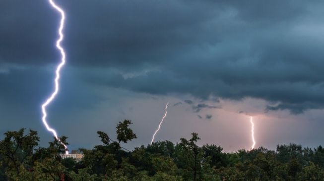 5 Penambang Pasir di Blitar Tersambar Petir Saat Berteduh di Gubuk