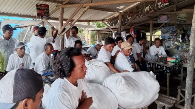 Sukarelawan Nelayan Pesisir Bagikan Jaring untuk Nelayan Indramayu