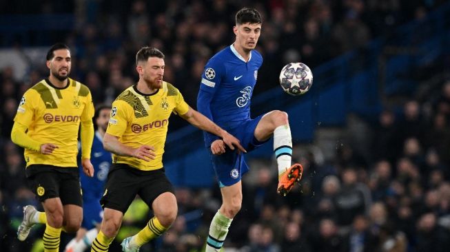 Gelandang Chelsea asal Jerman Kai Havertz (kanan) mengontrol bola selama pertandingan leg kedua babak 16 besar Liga Champions antara Chelsea vs Borrusia Dortmund di Stamford Bridge di London pada 7 Maret 2023.Glyn KIRK / IKIMAGES / AFP