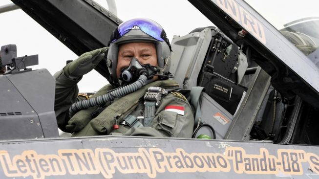 Menteri Pertahanan (Menhan) Prabowo Subianto mengenakan wearpack penerbang sebelum menjajal pesawat tempur F16 di Lanud Halim Perdanakusuma, Jakarta Timur, Rabu (8/3/2023). (Dispenau)