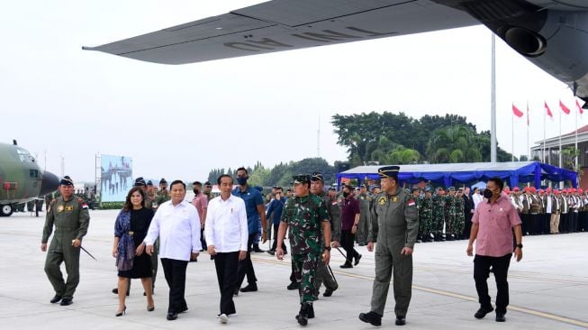 Presiden Joko Widodo atau Jokowi didampingi Menhan Prabowo Subianto meninjau pesawat baru TNI Angkatan Udara C-130J-30 Super Hercules di Pangkalan TNI AU Lanud Halim Perdanakusuma, Jakarta, Rabu (8/3/2023). [Foto: Lukas - Biro Pers Sekretariat Presiden]