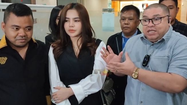 Hotman Paris Sebut Iqlima Kim Dirayu untuk Jadi Istri ke-8 Razman, Momen Gandeng Tangan Disorot