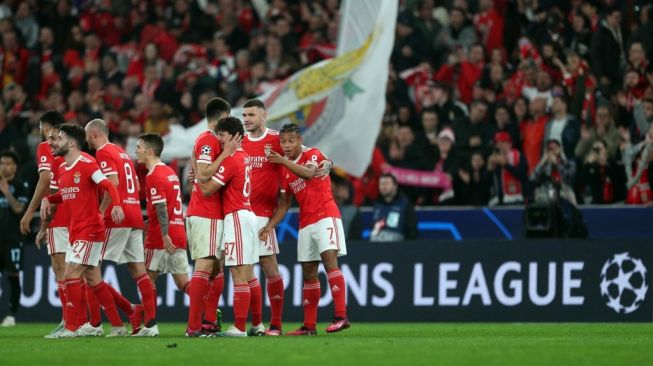 Gelandang Benfica asal Brasil David Neres (kanan) merayakan gol kelima timnya selama pertandingan leg kedua babak 16 besar Liga Champions antara SL Benfica vs Club Brugge di stadion Luz di Lisbon pada 7 Maret 2023.CARLOS COSTA / AFP.