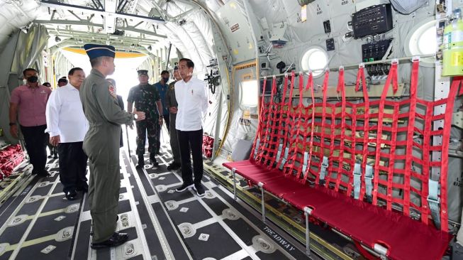 Presiden Joko Widodo atau Jokowi didampingi Menhan Prabowo Subianto meninjau pesawat baru TNI Angkatan Udara C-130J-30 Super Hercules di Pangkalan TNI AU Lanud Halim Perdanakusuma, Jakarta, Rabu (8/3/2023). [Foto: Lukas - Biro Pers Sekretariat Presiden]