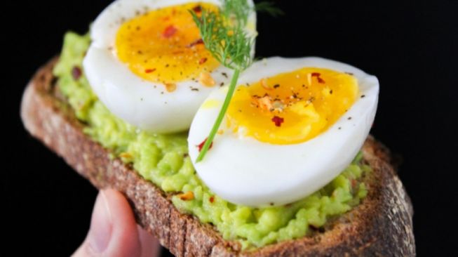 telur dan roti - menu sahur sehat (Jane Doan/pexels)