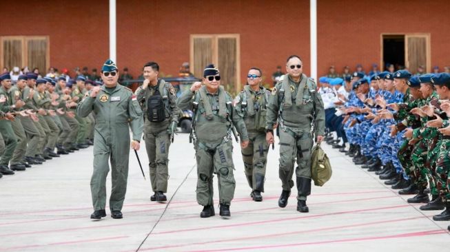 Menteri Pertahanan (Menhan) Prabowo Subianto mengenakan wearpack penerbang sebelum menjajal pesawat tempur F16 di Lanud Halim Perdanakusuma, Jakarta Timur, Rabu (8/3/2023). (Dispenau)