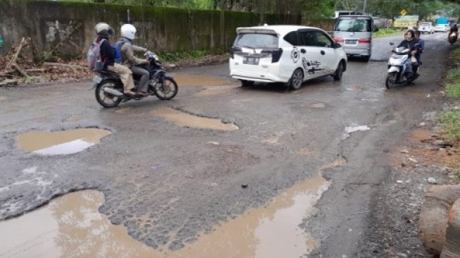 Pemprov Sulsel Alokasikan Rp44 Miliar Untuk Perbaiki Jalan Rusak di Pattalassang Gowa