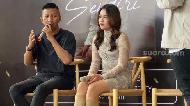 Andhara Fachsa bersama Rowman Ungu, saat merilis single berjudul "Sendiri" di kawasan Senayan, Jakata Tengah, Selasa (7/3/2023). [Adiyoga Priyambodo/Pahami.id]