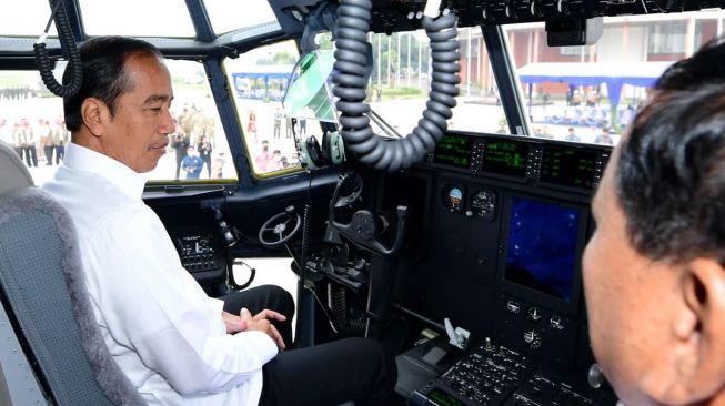 Presiden Joko Widodo atau Jokowi didampingi Menhan Prabowo Subianto meninjau pesawat baru TNI Angkatan Udara C-130J-30 Super Hercules di Pangkalan TNI AU Lanud Halim Perdanakusuma, Jakarta, Rabu (8/3/2023). [Foto: Lukas - Biro Pers Sekretariat Presiden]