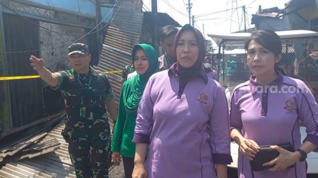 Istri Pangdam Jaya Terjun Langsung ke Lokasi Kebakaran Pertamina Plumpang, Bagikan Susu dan Popok untuk Anak