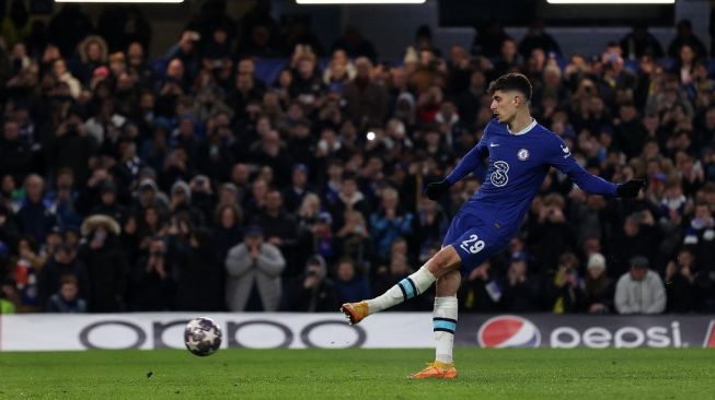 Gelandang Chelsea asal Jerman Kai Havertz menyaksikan penaltinya membentur tiang, Chelsea dibuat untuk mengambilnya kembali setelah tinjauan VAR, selama pertandingan leg kedua babak 16 besar Liga Champions antara Chelsea vs Borrusia Dortmund di Stamford Bridge di London pada bulan Maret 7, 2023.ADRIAN DENNIS / AFP.