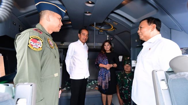 Presiden Joko Widodo atau Jokowi didampingi Menhan Prabowo Subianto meninjau pesawat baru TNI Angkatan Udara C-130J-30 Super Hercules di Pangkalan TNI AU Lanud Halim Perdanakusuma, Jakarta, Rabu (8/3/2023). [Foto: Lukas - Biro Pers Sekretariat Presiden]