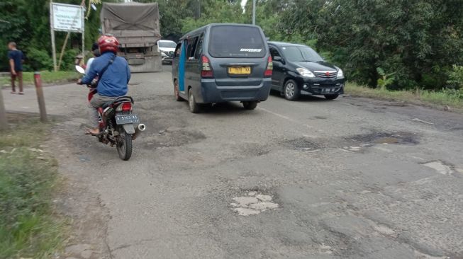 Bertaruh Nyawa Di Jalan Berlubang Kabupaten Pandeglang