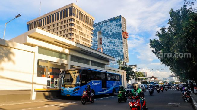 Suasana Halte Transjakarta Harmoni sementara di Jakarta Pusat, Kamis (9/3/2023). [Suara.com/Alfian Winanto]