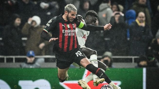 Bek AC Milan asal Prancis, Theo Hernandez (kiri) berduel dengan bek Tottenham Hotspur asal Kolombia Davinson Sanchez (kanan belakang) selama pertandingan leg kedua babak 16 besar Liga Champions antara Tottenham Hotspur vs AC Milan di Stadion Tottenham Hotspur di London pada 8 Maret , 2023.JUSTIN TALLIS / AFP.