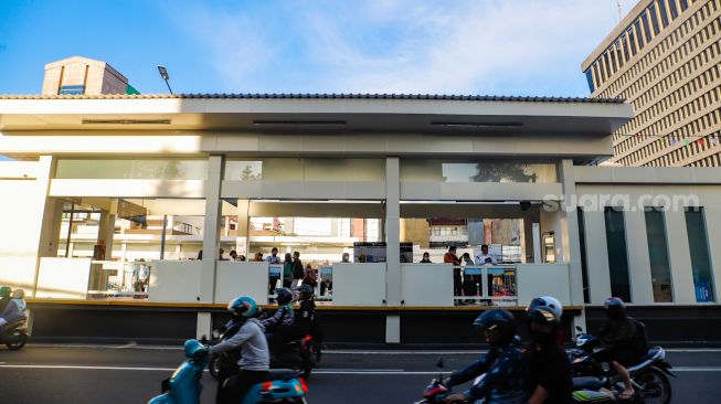 Suasana Halte Transjakarta Harmoni sementara di Jakarta Pusat, Kamis (9/3/2023). [Suara.com/Alfian Winanto]