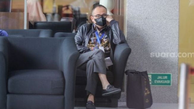 Mantan Kepala Bagian Umum Kantor Wilayah DJP Jakarta Selatan II Rafael Alun Trisambodo bersiap menjalani pemeriksaan di Gedung KPK, Jakarta Selatan, Rabu (1/3/2023). [Suara.com/Alfian Winanto]
