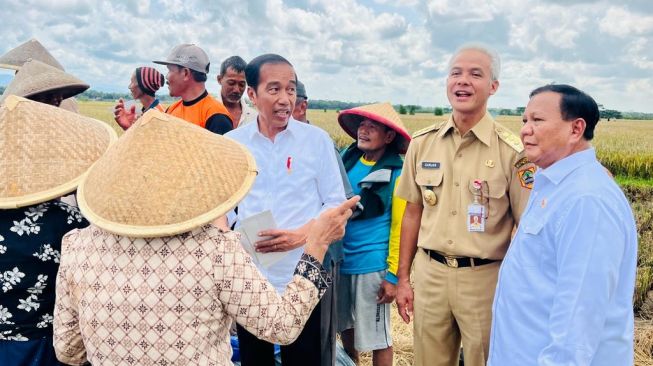 Presiden Joko Widodo atau Jokowi didampingi Gubernur Jateng Ganjar Pranowo dan Menhan Prabowo Subianto meninjau panen raya padi dan berdialog dengan petani di Desa Lajer, Kecamatan Ambal, Kabupaten Kebumen, Provinsi Jawa Tengah, Kamis (9/3/2023). [Foto: Laily Rachev – Biro Pers Sekretariat Presiden]