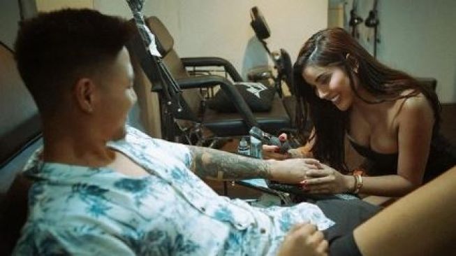 Millen Cyrus Bikin Tato Pasangan dengan Lionel Lee di Area Sensitif, Mengapa Sih Orang Mau Melakukannya?