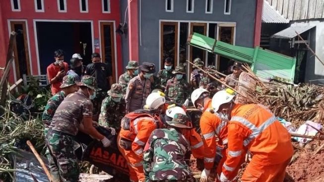 Pemprov Kepri Serahkan Rp1 Miliar untuk Bantuan Korban Bencana Longsor Serasan Natuna