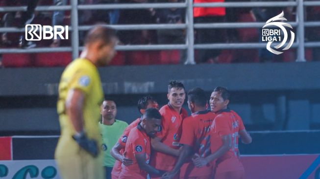 Kiper sekaligus kapten Persija Jakarta, Andritany Ardhiyasa (kiri) terlihat kecewa di saat para pemain Borneo FC merayakan gol Matheus Pato dalam matchday pekan ke-29 BRI Liga 1 2022-2023 di Stadion Segiri, Samarinda, Rabu (8/3/2023). Persija kalah 1-3 dari Borneo FC di laga ini. [Twitter/@Liga1Match]