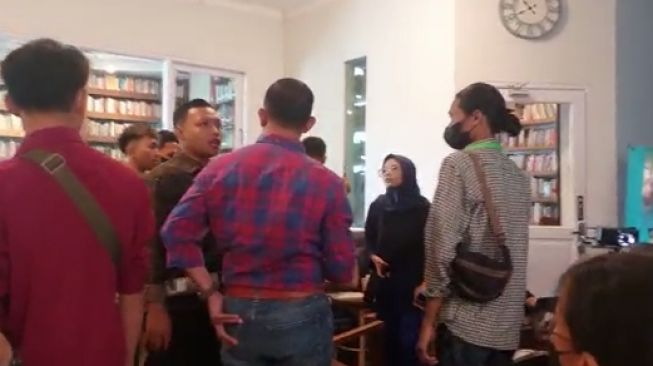 Sebuah video memperlihatkan aksi seorang pria tengah marah-marah di sebuah diskusi Orang Utan Tapanuli di sebuah kafe di Tebet, Jakarta Selatan, Kamis (9/3/2023). (tangkap layar video)