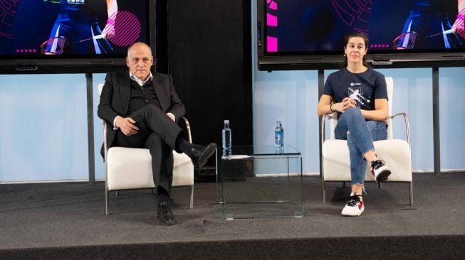 Pebulu tangkis putri Spanyol, Carolina Marin (kanan) bersama Presiden LaLiga, Javier Tebas dalam konferensi pers pengumuman perpanjangan kerjasama atau kolaborasi antara dirinya dan LaLiga di Madrid, Spanyol pada Rabu (8/3/2023). [LaLiga]