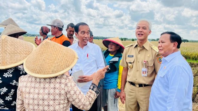 Gubernur Jawa Tengah Ganjar Pranowo mengajak selfie Presiden Joko Widodo atau Jokowi dan Menteri Pertahanan (Menhan) Prabowo Subianto yang tengah meninjau panen raya di Kebumen, Jawa Tengah, Kamis (9/3/2023).  (Laily Rachev – Biro Pers Sekretariat Presiden)