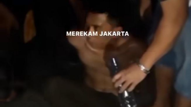 Ditangkap Warga, Maling Gagal di Pasar Rebo Nekat Naik ke Atas Genteng Pura-pura Cari Angin