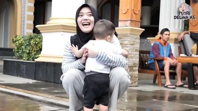 Sule dan Putri Delina Dikabarkan Mau Rujuk, Intip 10 Momen Putri Delina Kembali Momong Adzam yang Mencuri Perhatian