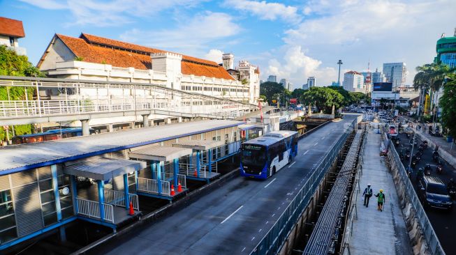 Suasana Halte Transjakarta Harmoni yang ditutup, Jakarta Pusat, Kamis (9/3/2023). [Suara.com/Alfian Winanto]