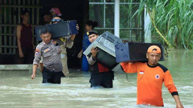 Banjir di Tulangbawang Barat, Polisi Evakuasi Puluhan Warga Pulung Kencana