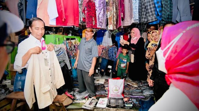 Presiden Joko Widodo atau Jokowi beli baju koko di Pasar Petanahan, Kabupaten Kebumen, Provinsi Jawa Tengah, pada Kamis (9/3/2023). [Foto: Laily Rachev - Biro Pers Sekretariat Presiden]