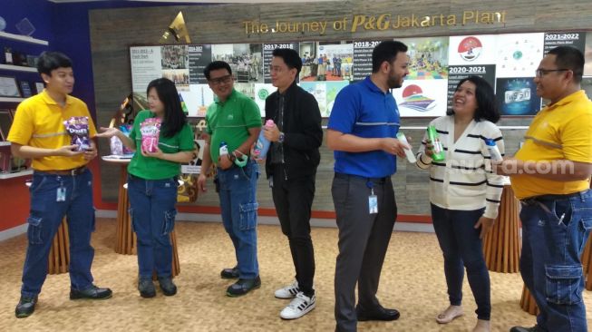 Media visit ke P&G Jakarta Plant di Karawang, Jawa Barat, Rabu (8/3/2023) dihadiri oleh Seif Samir (Plant Manager P&G Indonesia), Emiliana Arifin (Director of Quality Assurance and E&I Team Leader at P&G Indonesia Plant), Ervan Basuki (Utility/Facility Operations and Engineering Director/Regional Sustainability Leader, P&G Indonesia), M Syafaat Rahadhi (Government Relations Director & CSR Program Leader P&G Indonesia), Ovidia Nomia (Director of Communication P&G Indonesia), dan Simon Sibarani (Senior Manager Corporate Communications P&G Indonesia). (Foto: Suara.com/Ririn Indriani)