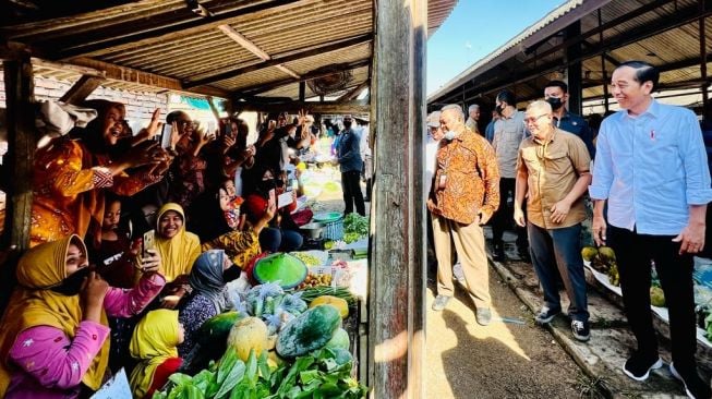 Cek Harga Bahan Pangan Jelang Ramadan di Pasar Mendenrejo, Jokowi: Harganya Masih Baik