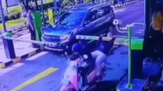 Viral Video Cewek Terpental Usai Terkena Palang Pintu Parkir Otomatis