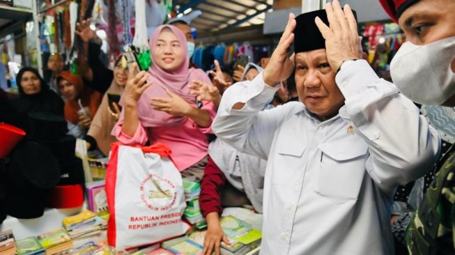 Menhan yang juga Ketum Gerindra Prabowo Subianto menyambangi Pasar Petanahan, Kabupaten Kebumen, Provinsi Jawa Tengah, pada Kamis (9/3/2023). [Foto: Laily Rachev - Biro Pers Sekretariat Presiden]