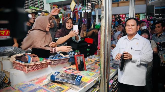 Presiden Joko Widodo atau Jokowi dan Menhan Prabowo Suboianto menyambangi Pasar Petanahan, Kabupaten Kebumen, Provinsi Jawa Tengah, pada Kamis (9/3/2023). [Foto: Laily Rachev - Biro Pers Sekretariat Presiden]