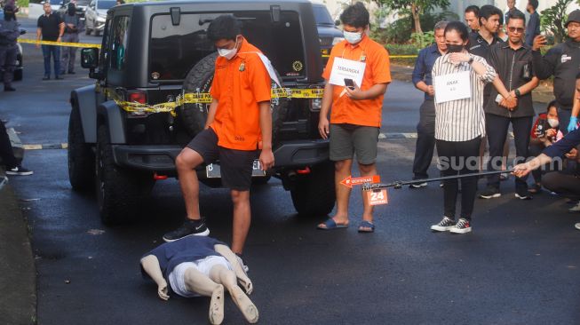 Tersangka Mario Dandy Satriyo (kiri), Shane Lukas  (tengah) dan AG yang memakai peran pengganti (kanan) saat rekonstruksi penganiayaan di David Ozora Latumahina di Perumahan Green Permata Residences, Pesanggrahan, Jakarta Selatan, Jumat (10/3/2023). [Suara.com/Alfian Winnato]