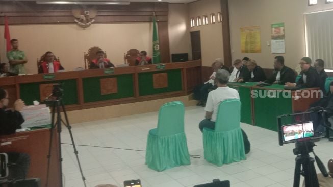 Rocky Gerung Jadi Saksi Ahli Bambang Tri dan Gus Nur, Kuasa Hukum Terdakwa: Meringankan dan Ilmiah