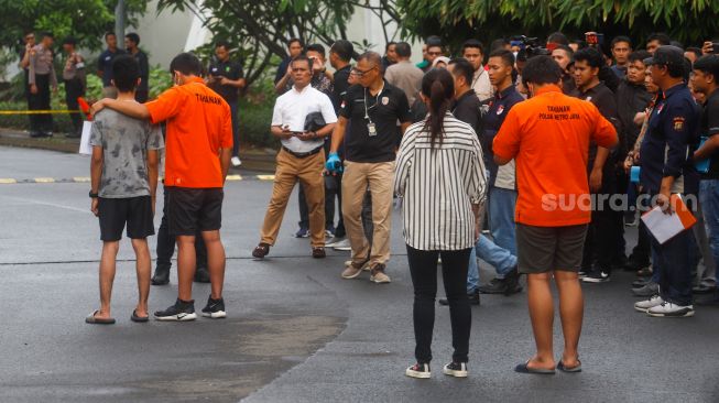 Tersangka Mario Dandy Satriyo (kiri), Shane Lukas  (kanan) dan AG yang memakai peran pengganti (tengah) saat rekonstruksi penganiayaan di David Ozora Latumahina di Perumahan Green Permata Residences, Pesanggrahan, Jakarta Selatan, Jumat (10/3/2023). [Suara.com/Alfian Winnato]