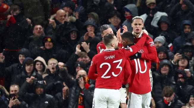 Gelandang Manchester United asal Brasil Antony (kanan) melakukan selebrasi dengan rekan-rekannya setelah mencetak gol kedua timnya selama leg pertama babak 16 besar Liga Eropa antara Manchester United vs Real Betis di stadion Old Trafford di Manchester, barat laut Inggris, pada 9 Maret, 2023.DARREN STAPLES / AFP.