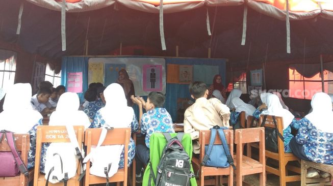 Sekolah darurat SMPN 5 Cianjur, Jawa Barat, terdampak gempa. (Foto: Suara.com/Ririn Indriani)