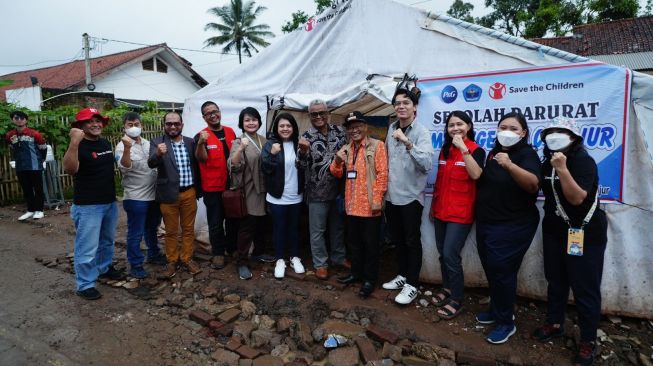 P&G bersama Save the Children dan Dinas Pendidikan Kabupaten Cianjur melakukan aksi tanggap darurat lewat tiga program utama, yaitu Dukungan Psikososial, Pendidikan dalam Situasi Darurat, dan Satuan Pendidikan Aman Bencana (SPAB). (Suara.com/Ririn Indriani)