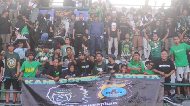 Ratusan Bonek yang hadir di Stadion Demang Lehman Martapura, Kabupaten Banjar membentangkan spanduk ucapan terima kasih kepada Kapolda Kalsel, Kamis (9/3/2023). (ANTARA/Firman)